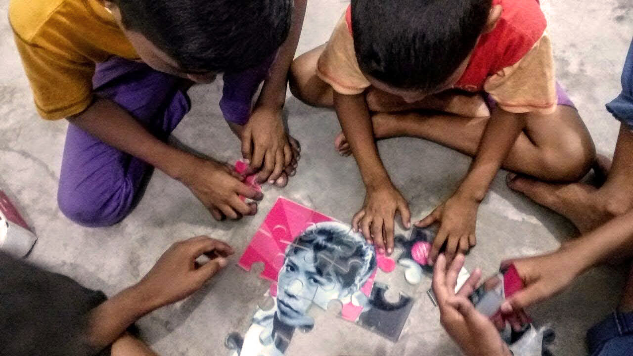 kids playing with jigsaw